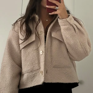 Teddy jacka - Jätte söt teddy jacka i nyskick. Köpte förra året men har inte kommit till användning.  Nypris ca 400kr