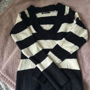 Randig tröja - Randig tröja, svart och vitt, andvänd några gånger, ginatricot, storlek small (S) acrylic🫰🏻