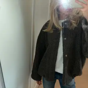 Superfin grön/ brun teddyjacka😍😍 köpt secondhand men står tyvärr inget märke i❤️