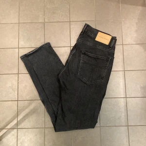 Tiger of sweden - Säljer nu dessa sjukt snygga Tiger of Sweden jeans i storlek 30/32 ,Skick 8/10, inga defekter. Pris: 249 kr, kan diskuteras vid snabb affär!