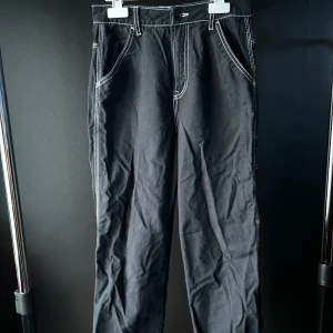 Svarta byxor med vita sömmar - Helt ok skick 👍🏻 