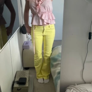 Gula jeans  - Säljer jätte unika och coola gula jeans. Köpt second hand så finns inga liknande! 💛 lowwaist, och bootcut 