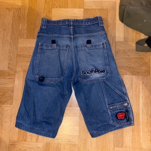 Southpole Jorts  - Asfeta southpole jorts 😜 bra kvalite och inga defekter!! säljer för dom inte passade mig. (Storlek 28!) 37 cm tvärs över midjan 