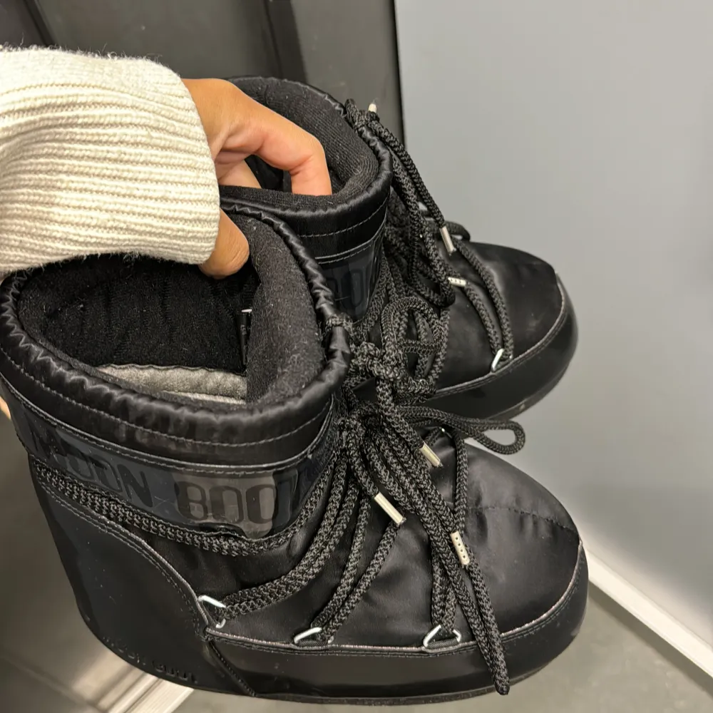 Säljer nu mina Moonboots i storlek 36-38 då jag inte längre ha någon användning av dem.   Har använt fåtal gånger så de är i superbra skick.   Har dessvärre slängt skokartongen och kvittot men de är givetvis äkta. 🥰 . Skor.