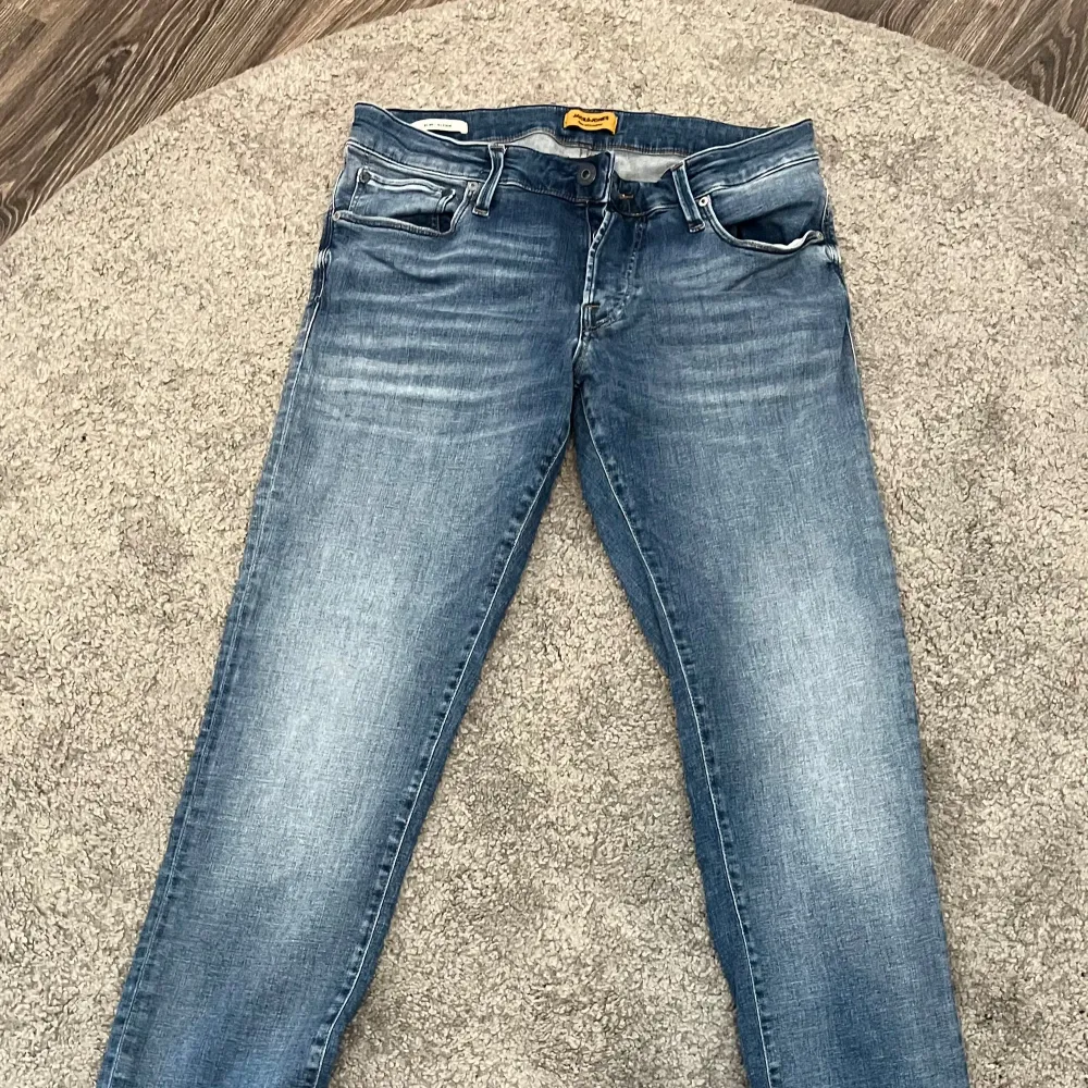 Säljer att par feta oanvända Jack & Jones jeans ❗️Storlek 32/32 sitter slimfit 🔥Hör av dig vid fundering ❗️. Jeans & Byxor.