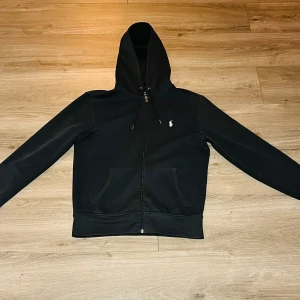 Ralp Lauren hoodie - Ralph Lauren zip hoodie i fint skick, storlek xs. Säljes då den är för liten för min son.