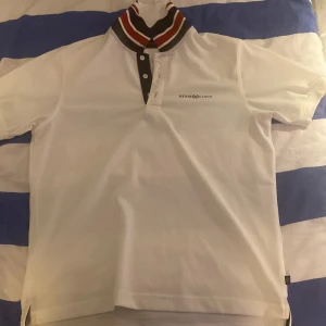 Henri & Lloyd piké  - En lite äldre Henri & Lloyd piké i strålande skick köpt i Storbritannien för 99,99 pund (motsvarande 1.350 kr). Storlek S men passar även mig som har storlek M. Varför jag säljer den är för att den aldrig används då jag inte är vid behov av den.