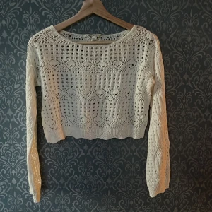 Långärmad virkad spetstopp  - Cropad, väldigt bra kvalitet, storlek S