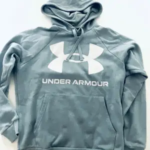 Under Armour hoddie/luvtröja, ljusblå med fickor på framsidan.  Funkar till både kille/tjej  Nypris 599kr 