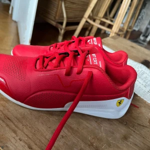 Puma Ferrari skor strl 37  - Nästa oanvända skor från puma Ferrari i stl 37. 