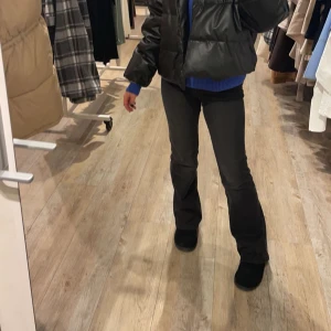 Fina bootcut jeans från only! - Jättefina och sparsamt använda bootcut jeans från only! Bra passform och bra längd på mig som är 160! Nypris 399 mitt pris 100 + frakt🩷