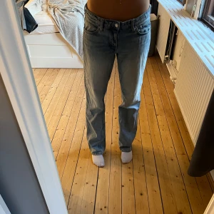 Lågmidjade jeans - Arrow low straight jeans från weekday. Storlek 28/34