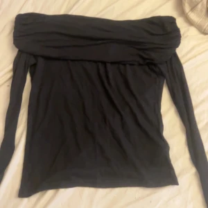 Off shoulder tröja  - Säljer min offsholuder tröja då den har blivit för liten för mig. Älskade tröjan men han bara använda den 2 gg tyvärr köpt från Nelly och storlek L  det är samma tröja på bilden