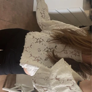 Spets topp - Spets topp från Zara. Croppad fest topp, inte använd så mke och i bra skick💕