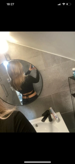 Topp med öppen rygg - Svart långärmad topp med öppen rygg i storlek s