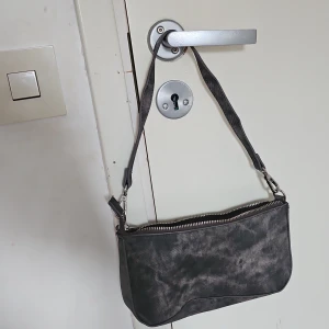 En väska - Nu säljer jag min väska. Jag har tyvärr glömt vart den är ifrån.