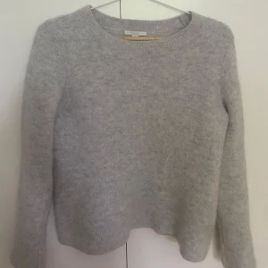 COS stickad tröja - Jättemysig och varm stickad tröja från COS.  Nypris ca 1000 kr. Står S men sitter som XS då den har krympt lite i tvätten. I övrigt mycket bra skick. Hör av dig vid frågor och tryck gärna på köp nu💕