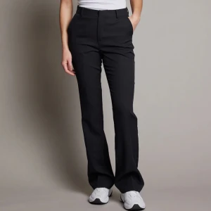 Bikbok kostymbyxor  - Hej säljer mina fina kostymbyxor från bikbok för att de blivit för små. Inte nyskick men i fintskick.  Storlek 40 Nypris - 500kr Säljer för - 200kr