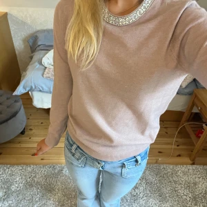 Söt tröja med glitterdetalj! - Supergullig beigerosa stickad tröja med en glitterdetlaj runt halsen! Så mjuk och bekväm! Pris kan alltid diskuteras!💕🤗