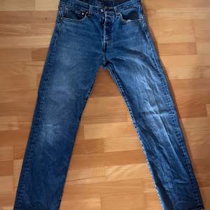 Assnygga levis 501or med en regular/straight fit i en mörkblå färg i mycket fint skick  Strl 31/32 