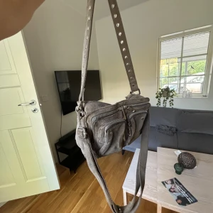 Nunoo väska - Jättefin grå Nunoo väska i väldigt bra skick! Nypris 1600kr