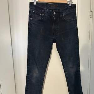 Säljer mina nudie jeans grim trim. Bra skick förutom att det har blivit en snusdosa och en telefon i fickorna. Storlek 29 34 men sitter bra på nån som en 175