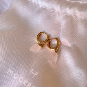 Örhängen  - Super gulliga örhängen. Köptes på milk and honey i Göteborg. Säljer mina favorit örhängen på grund av att jag inte längre kan ha örhängen. Köparen står för frakten, inga returer ☺️