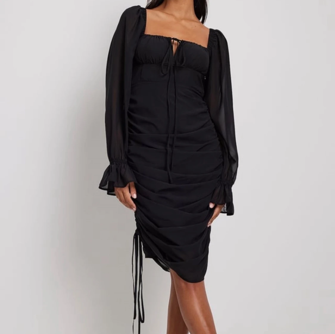 svart klänning NAKD