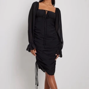 svart klänning NAKD - ENDAST TESTAD Fin festlig klänning från NAKD Slutsåld på hemsidan  