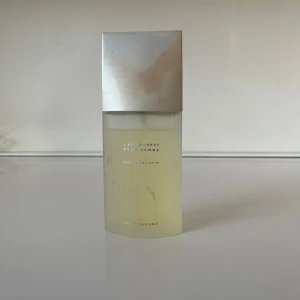 L’Eau d’Issey Pour Homme EDT 125 ml - Begagnat skick, ca 90% kvar av flaskan (125 ml flaska), lite smuts på flaskan som inte verkar gå bort, annars så är parfymen som den ska va! Original box medföljer ej!