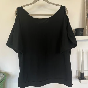 Topp med öppen axel - Open shoulder/öppen Axel  