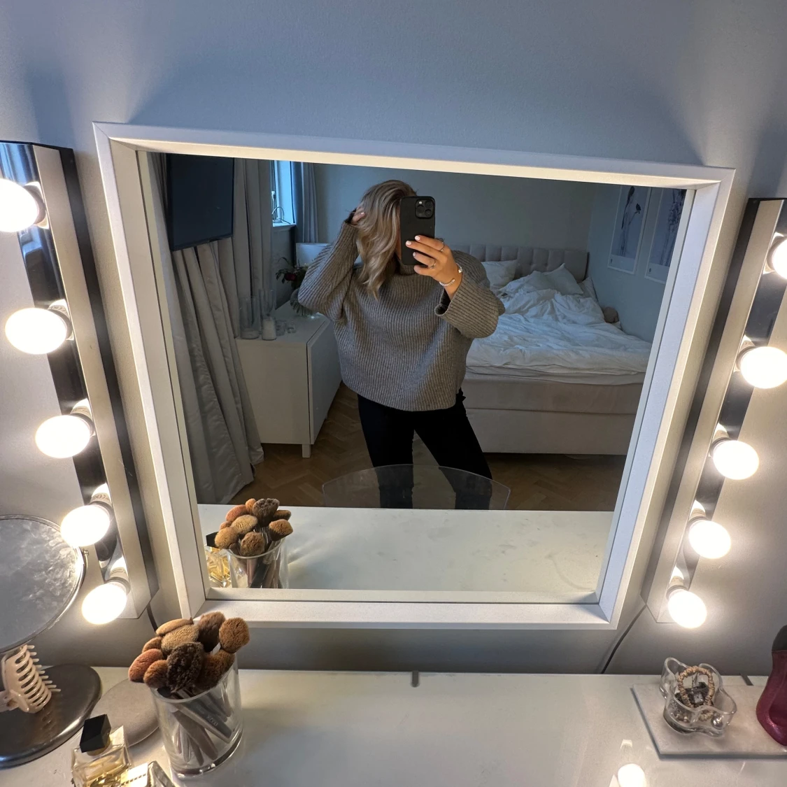 Grå stickad tröja med hög krage