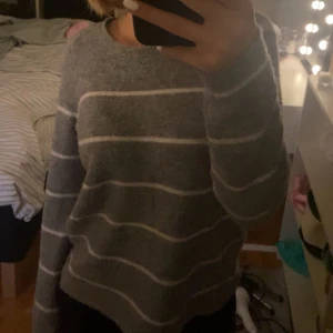 Randig stickad tröja! - Stickad ljusgrå randig tröja från H&M!!💕Lite nopprig ( se bild 3)Storlek 158/164, men passar perfekt på mig som vanligtvis bär S