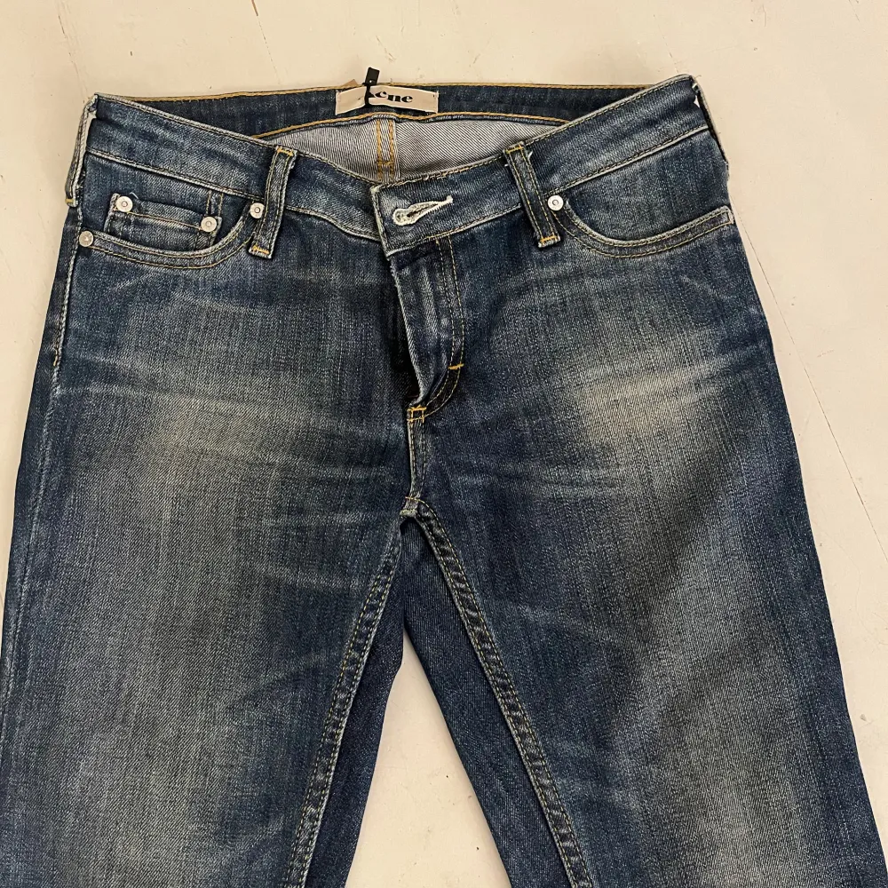 Jättesnygga acne jeans köpta på sellpy. Inga defekter (som nya!!) Dessa är i färgen kex/le blue🫶Tvungen att sälja dessa då dem var för små för mig som tränar mycket och har storlek S. Low waisted!. Jeans & Byxor.