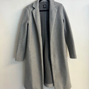 Kappa zara - Oanvänd kappa från Sara storlek S. Superfint till höst eller vår. Lite kortare modell. Superskön. Passar storlek S/M