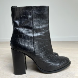 Högklackade boots - Högklackade boots från SPM storlek 40. Några små skavanker på insidan utav bootsen. Nypris 699kr🖤