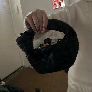 Flätad väska - Superfin väska med knytning nästan helt identisk med bottega veneta mini jodie väska. 🩷 kom priv för frågor