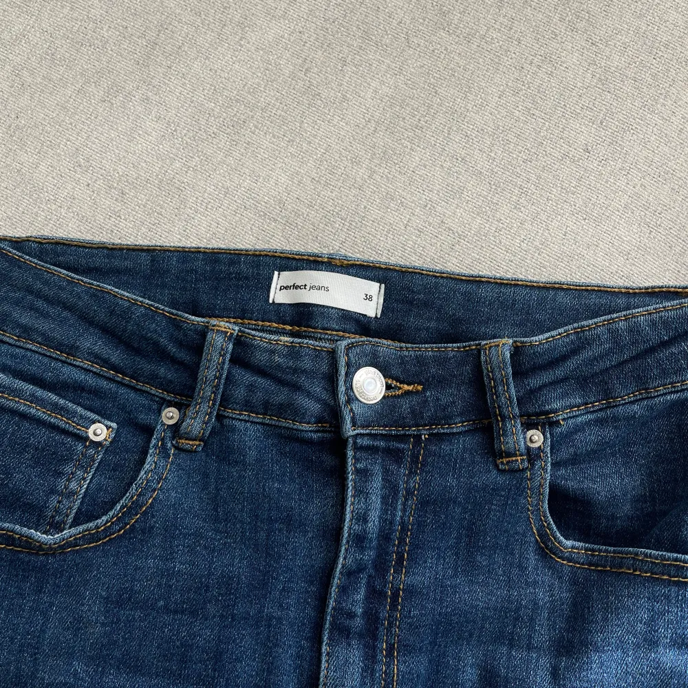 En blå stretchiga denimkjol med mid waist och slit där bak. Storlek 38. Använd flertalet gånger, kan ha någon liten fläck men tvättas såklart innan försäljning!   Köparen står för frakten och varan går ej att returnera💙. Kjolar.