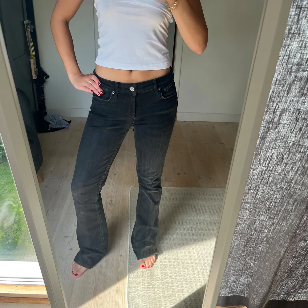 Skitsnygga lågmidjade bootcut jeans från en äldre kollektion från zara❤️ Snygg urtvättad svart färg, storlek 36 Lite slitna längst ner då dem är förlänga för mig (se bild)🌹. Jeans & Byxor.