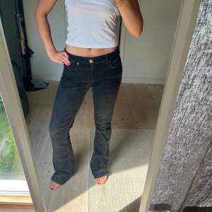 Skitsnygga lågmidjade bootcut jeans från en äldre kollektion från zara❤️ Snygg urtvättad svart färg, storlek 36 Lite slitna längst ner då dem är förlänga för mig (se bild)🌹