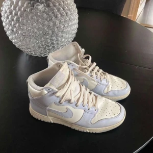 Nike dunk high fotball grey - Säljer nu mina "Nike dunk high fotball grey", då de tyvärr inte kommer till användning. Väldigt bra skick endast använda fåtal gånger. Storlek 40,5 (9) Nypris 2599kr mitt pris 500kr, pris kan diskuteras vid snabb affär! Kvitto finns + inga defekter☺️