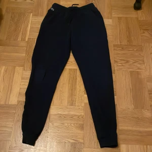 Lacoste dress - Säljer Lacoste dress pågrund av att den ej används längre! Den är i god skick och i färgen blå. Köpte den för 1550kr men säljes för 1000kr!