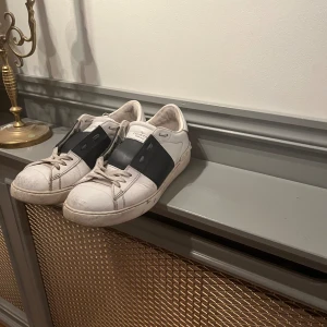 Valentino Open  - Säljer dessa feta valentino skor. Dom är lite smutsiga som man ser på bilden då dom har kommits till användning . Men fortfarande fräscha . 