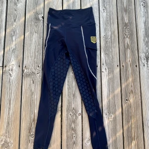 Maya delorez byxor - Säljer dessa helskodda maya delorez byxor i stl xs, dem är välanvända- se bilderna ovan. Den som budar högst får dem. Hör gärna av er om ni har frågor 😊