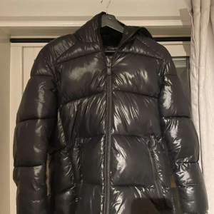 Save the duck jacka - Säljer nu en riktigt snygg vinterjacka - riktigt fint skick - hör av dig vid frågor!