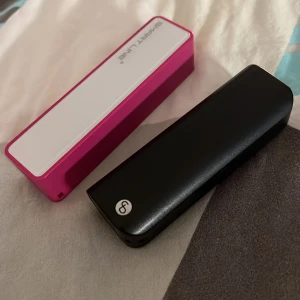 Powerbanks - Bra skick! De ska fungera felfritt, men de har några år på nacken! USB uttag 150kr för båda! Laddare ingår inte