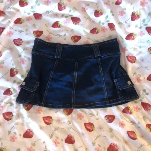 Lågmidjad minikjol - Lågmidjad jeanskjol, ganska kort men har inbyggda shorts🤍 Väldigt y2k🤍 Storlek XS-S, har dragkedja på sidan. Skriv för mått!🤍