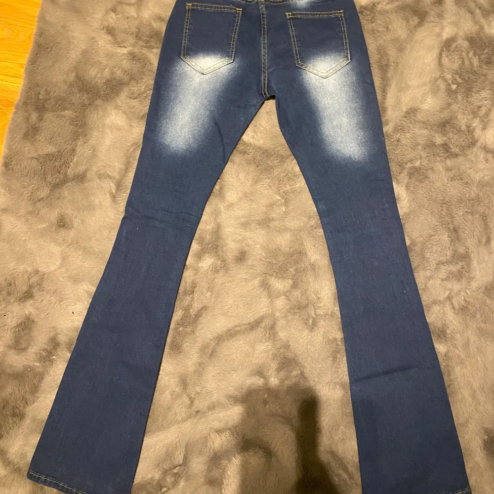 Ett par sprillans nya jeans som endast är provade. Säljer pga att de är för stora i midjan. . Jeans & Byxor.