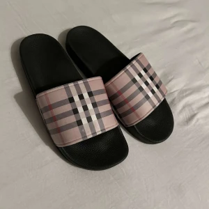 Burberry Tofflor - Säljer ett par Burberry-tofflor i storlek 42, i nyskick.