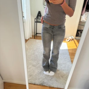 Lågmidjade bootcut jeans - dessa jeans från calvin klein är så najs!!! långa på mig som är 164 och passar stl 36! färgen är perfekt ljusgrå!
